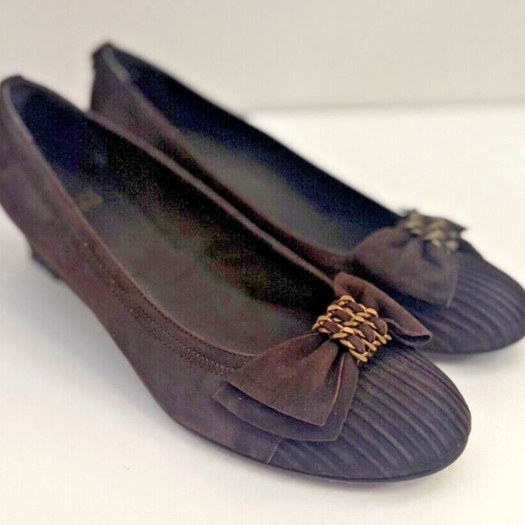 STUART WEITZMAN Women’s 9 Dark Brown Suede Pleated Gold Bow Wedge Heel Shoes - Picture 2 of 16